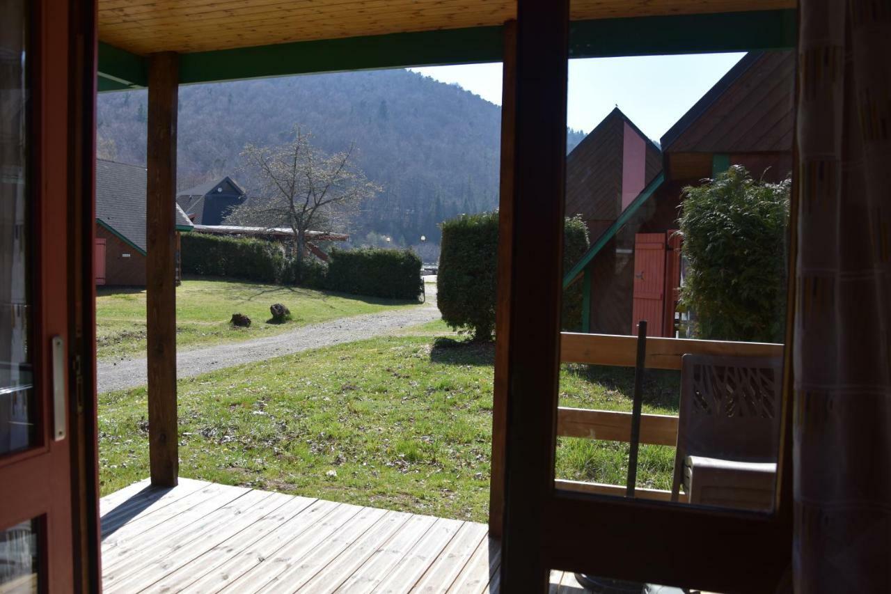 Camping Domaine Du Lac Chambon Murol Exterior foto